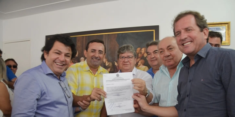 João Azevedo dá sinal verde para construir adutora na Lagoa dos Estrelas em Sousa, e Radamés comemora; Vídeo 