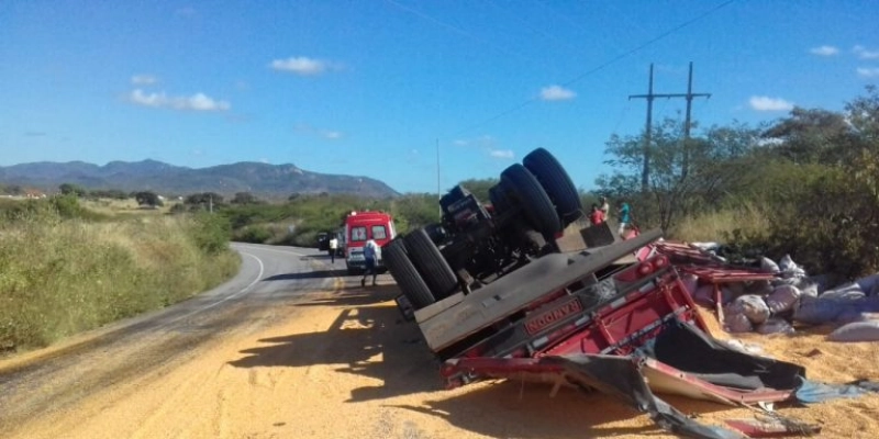 Motorista perde controle de carreta e tomba veículo próximo a BR-230 