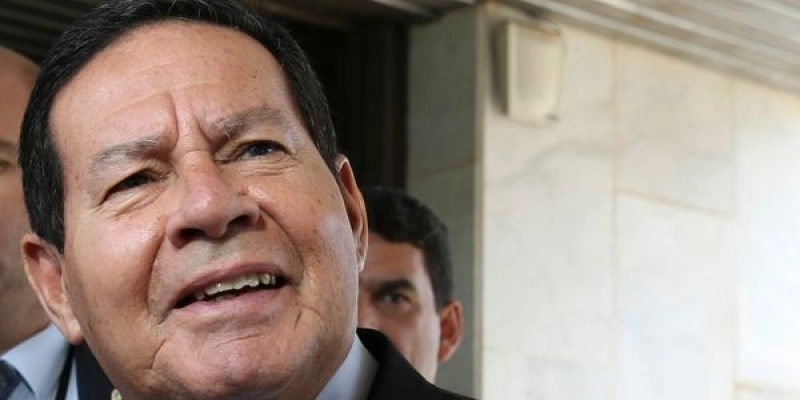 Mourão diz que governo pode convocar militares e ceder ao INSS