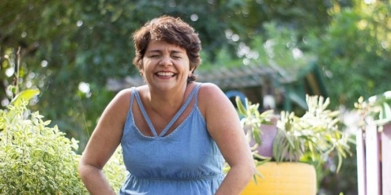 Dia das Mães: Programa Espaço Cultural tem papo com a humorista Romye Schneider