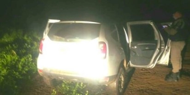 Bandidos tomam por assalto carro ocupado por prefeito e família; veículo é recuperado uma hora depois 