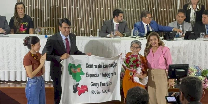 Geny Ferreira vai às lágrimas, e revela sacrifício familiar para manter o Instituto CEEIGEF ao receber medalha da ALPB em Sousa; Assista