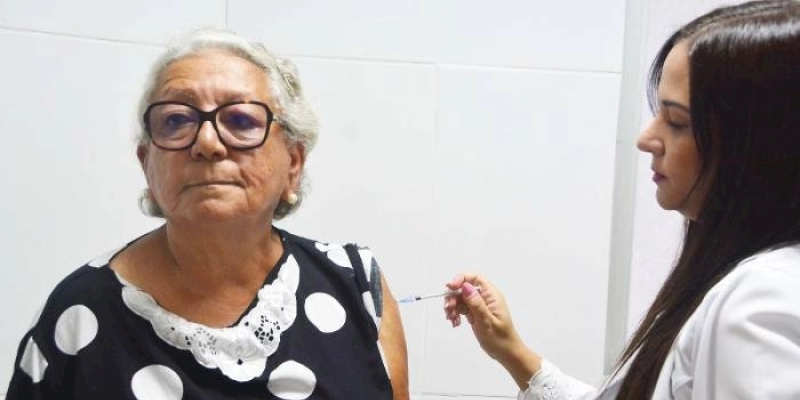 Covid-19: Saúde antecipa nova dose da bivalente para idosos