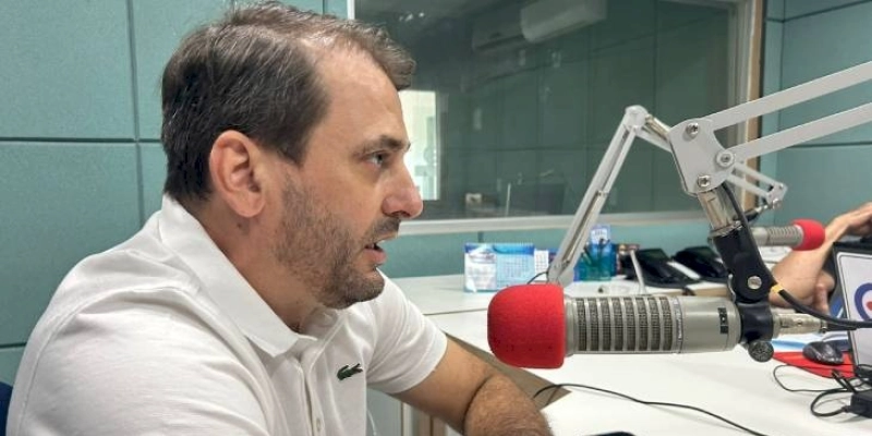 Ball anuncia pagamento do salário dos servidores, 2ª parcela do 13º, e obras para São José de Piranhas durante entrevista 