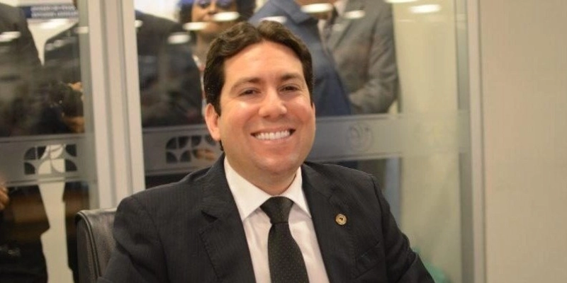 Em meio à reconfiguração política, Leitão oficializa entrada no Republicanos