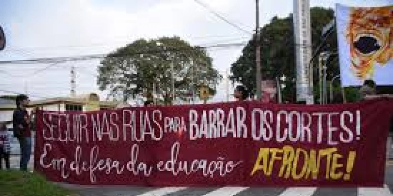Manifestos em várias cidades pedem manutenção de verbas para universidades