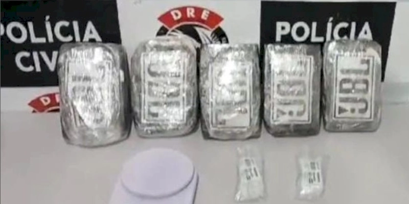 Polícia apreende tabletes de cocaína a recupera objetos furtados, no interior do estado