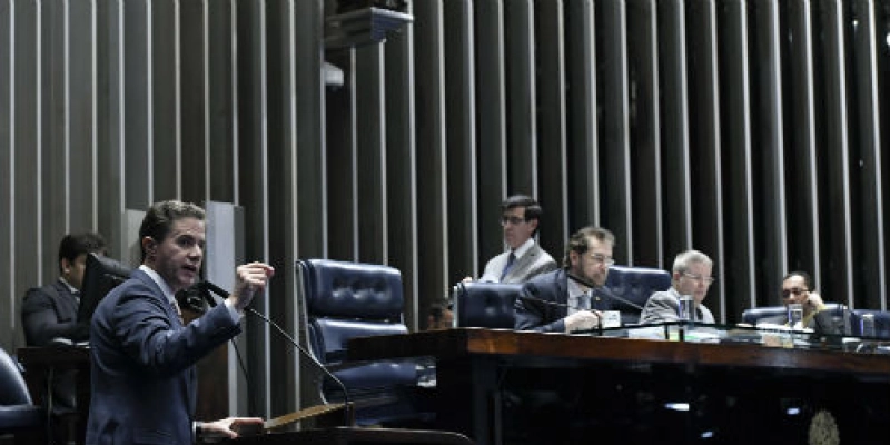 Veneziano alerta para riscos do decreto que facilita porte de armas e volta a lamentar corte de recursos para universidades