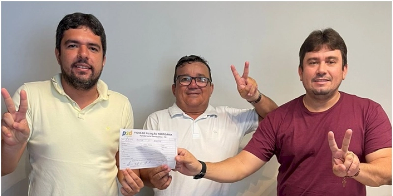Adriano Batista, ex-vereador, troca o Solidariedade pelo PSD em Sousa, e assina ficha na presença de Helder Carvalho 