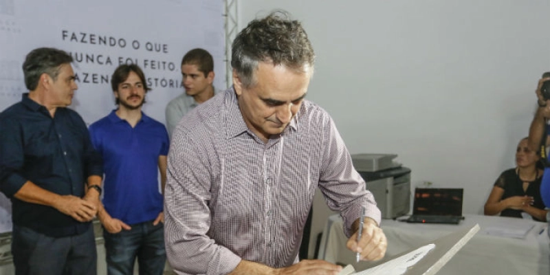 Luciano Cartaxo assina termos de uso do Villa Sanhauá com moradores e comerciantes