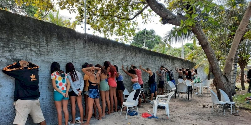 Polícia interrompe festa com aglomeração e presença de adolescentes