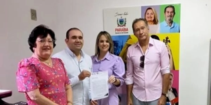 Gilbertão entrega ofício solicitando construção do Anexo do Materno Infantil ao novo secretário estadual de saúde