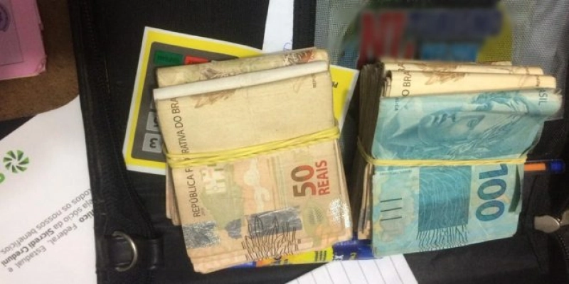 EITA: Homem é detido com mais de R$ 70 mil em dinheiro e “santinhos”; Veja 