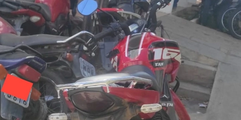 Moto com restrição de roubo/furto é recuperada pela polícia durante abordagem, no sertão 