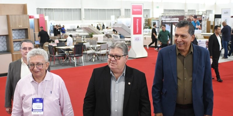 João Azevêdo prestigia a abertura do Salão Móvel Paraíba, no Centro de Convenções, reunindo fabricantes do setor moveleiro de 14 estados