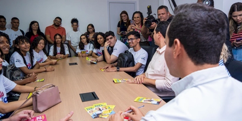 Governador em exercício recebe aprovados no Sisu e atribui conquista aos investimentos feitos na educação paraibana