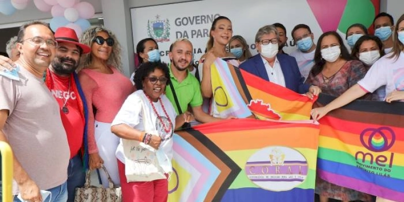 João Azevêdo entrega reforma de ambulatório para travestis e transexuais e 15 ambulâncias para atender rede hospitalar do estado