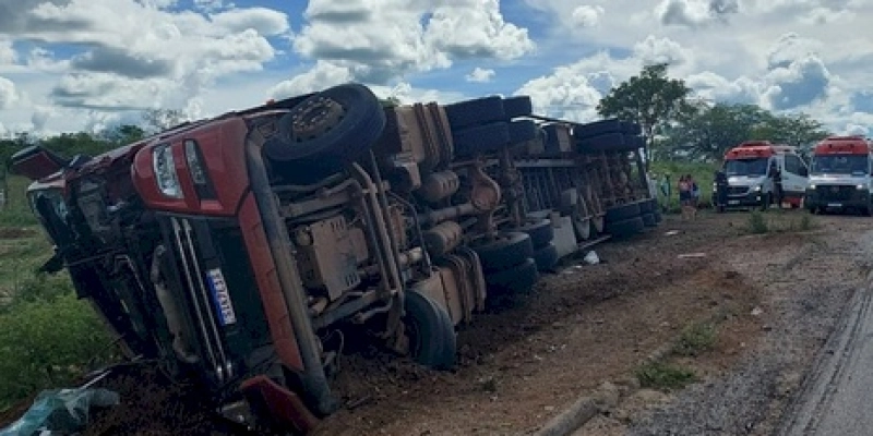 Corpo de Bombeiros é acionado para tombamento de carreta na BR-230; motorista socorrido ao Hospital