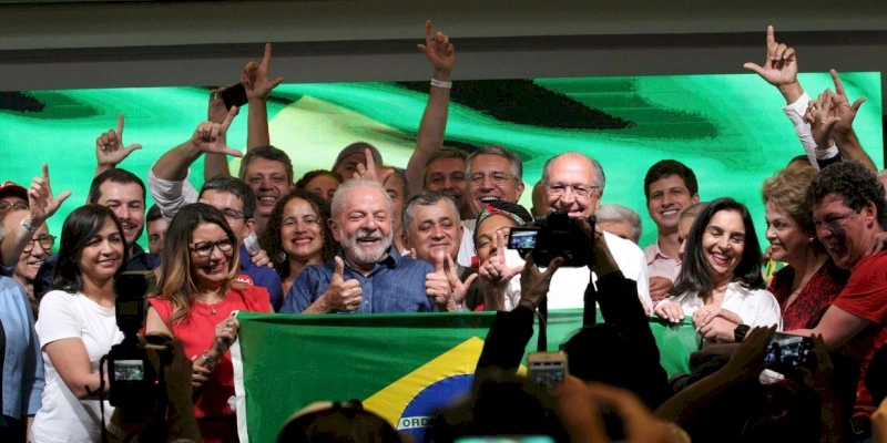 Em primeiro discurso, Lula diz que combate à miséria é sua missão