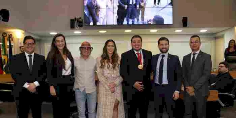 Outorga do deputado Michel Henrique homenageia o humorista Renan da Resenha