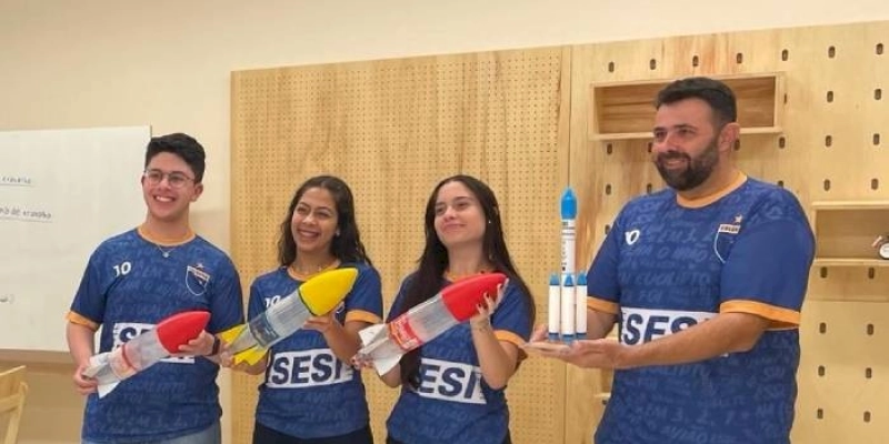 Estudantes do SESI lançam foguetes de garrafa pet que atingem 300 metros de distância