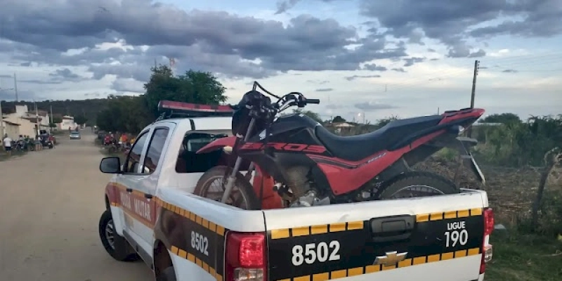 Durante abordagem, Polícia Militar recupera motocicleta com restrição de roubo/furto, no Sertão