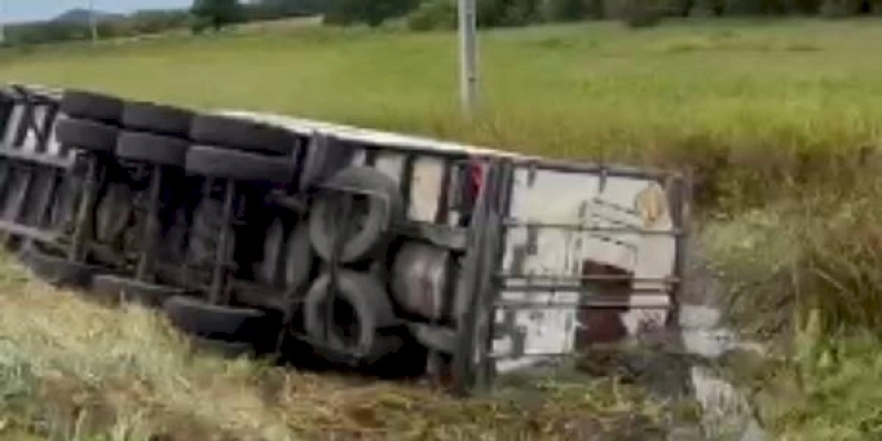 Carreta tomba na BR-405, em Uiraúna; carga foi saqueada por populares