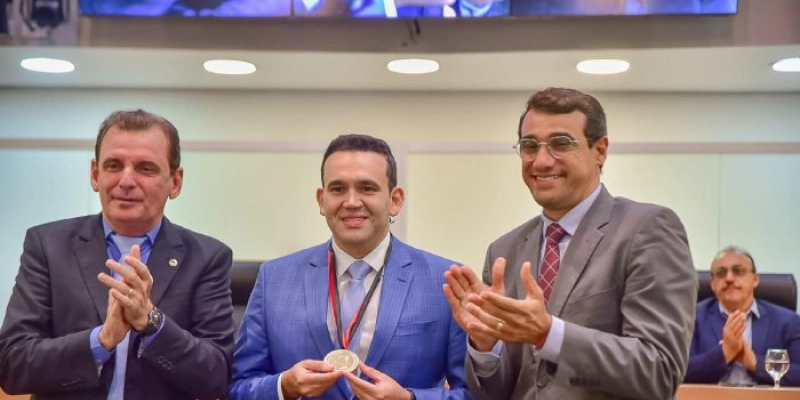 ALPB concede cidadania paraibana e medalha Epitácio Pessoa ao médico Jhony Bezerra