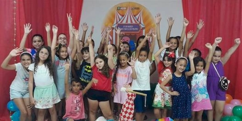 Prefeitura de São José da Lagoa Tapada realiza tarde divertida com várias crianças no Dia do Circo e do Teatro
