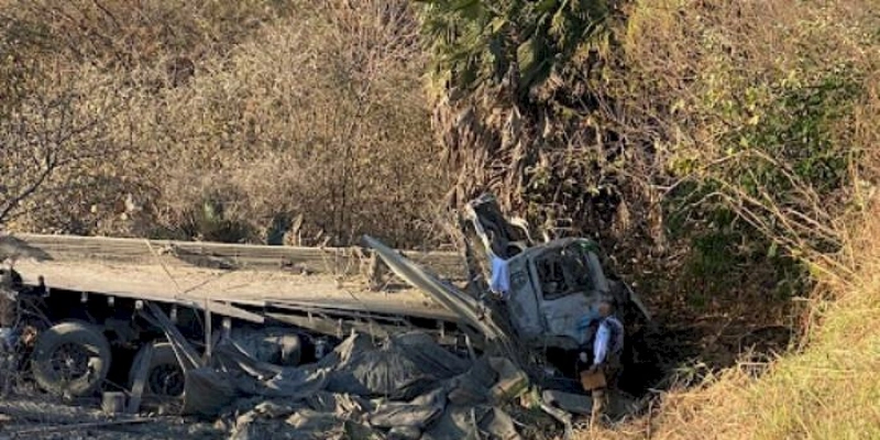 Motorista morre, após caminhão tombar na PB-393, entre as cidades de Cajazeiras e São João do Rio do Peixe