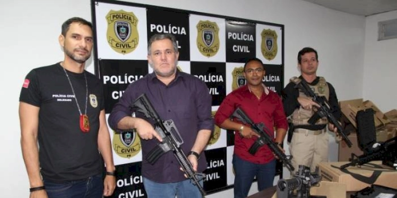 Delegado-Geral entrega mais fuzis para equipes especializadas de João Pessoa e Campina Grande