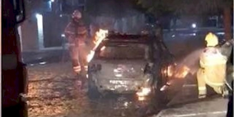 Viatura é incendiada ao lado de delegacia no Sertão da Paraíba