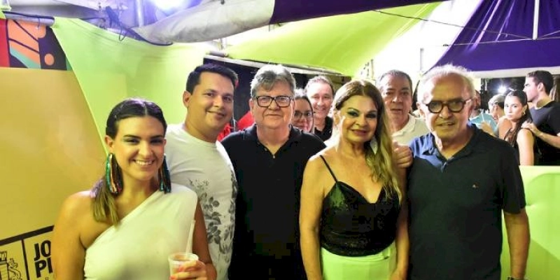 João Azevêdo prestigia desfile das “Muriçocas” e destaca importância de parcerias do Governo do Estado com municípios nas festividades carnavalescas