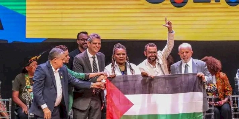Lula posa para foto segurando bandeira da Palestina