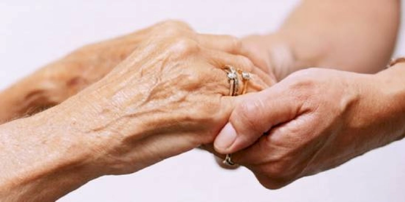 Ao menos 73% dos custos com demência estão com famílias, revela estudo
