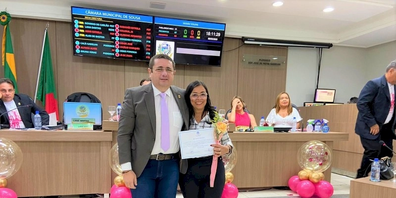 Em sessão solene na Câmara de Vereadores em Sousa, Dinha, diretora executiva do reporterpb é homenageada 