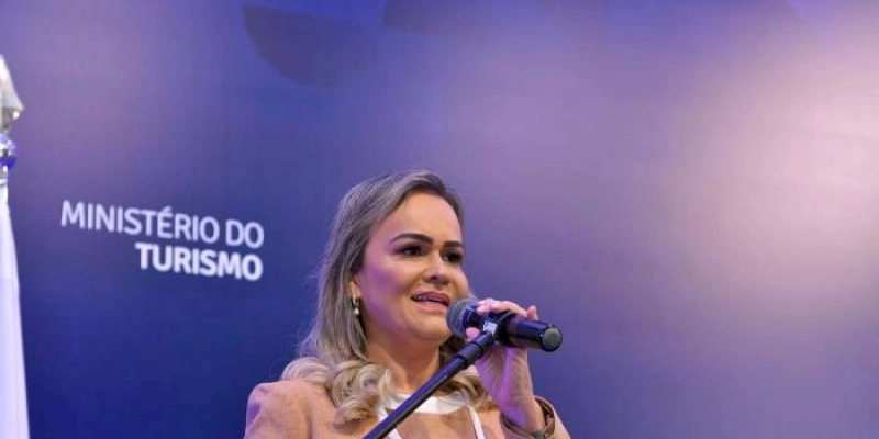  Lula mantém ministra do Turismo no cargo