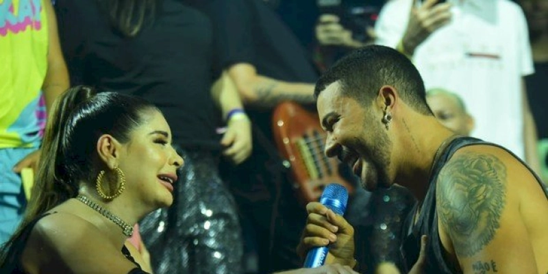 Carlinhos Maia e Gkay choram e fazem as pazes em palco da Farofa