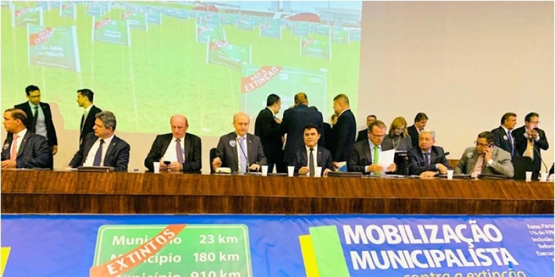 Wilson Santiago participa de evento da CNM e prefeitos contra PEC que pode extinguir 68 municípios na PB