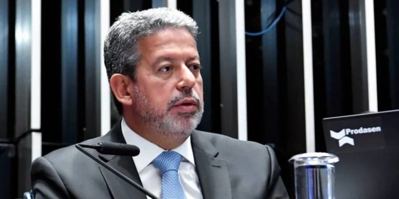 Arthur Lira enfrenta hostilidade da base governista e resiste às pressões de Lula