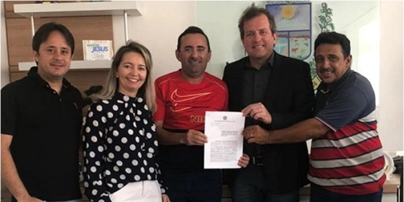 Radamés comemora assinatura cessão de uso de terrenos para construção de campo de futebol e praças nos Núcleos Habitacionais, em Sousa