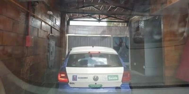 Carro pertencente à frota do município de Guarabira é flagrado saindo de motel, em João Pessoa