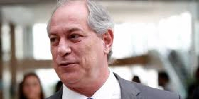 Ciro retorna ao Brasil e evita manifestações sobre segundo turno
