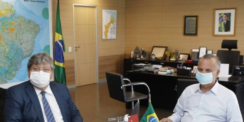 Azevêdo pleiteia em Brasília obras hídricas e assegura investimentos em habitação em reunião com ministro Rogério Marinho