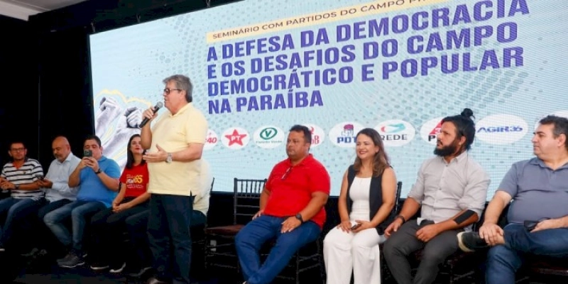 João Azevêdo participa de evento dos partidos de esquerda e destaca união das forças políticas em defesa da democracia