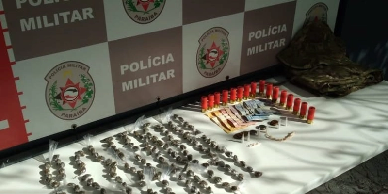 Polícia apreende munições e mais de 170 porções de drogas