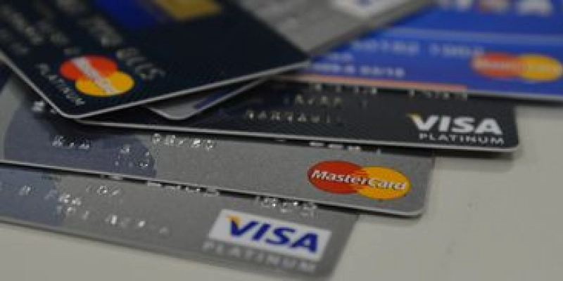 Juros do rotativo do cartão de crédito cai para 298,6% ao ano em abril
