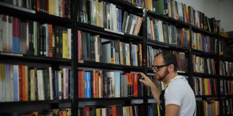 Governo estuda proposta para regulação do comércio de livros