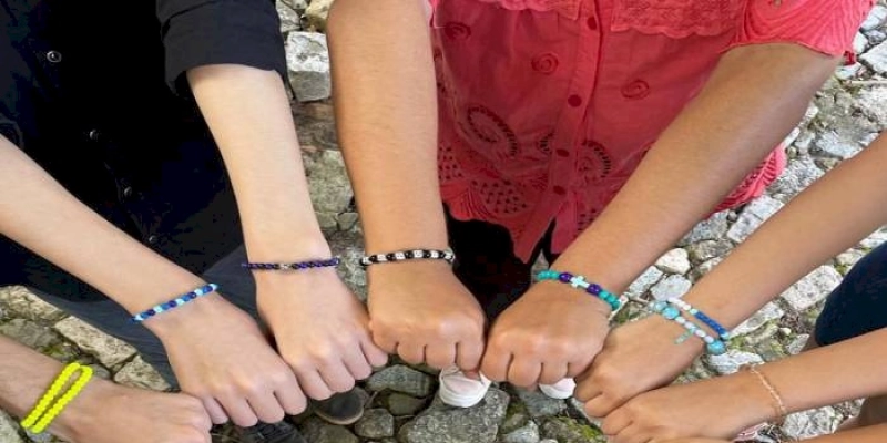 Usuários do Caps Infantil criam pulseiras e colares artesanais em grupo terapêutico