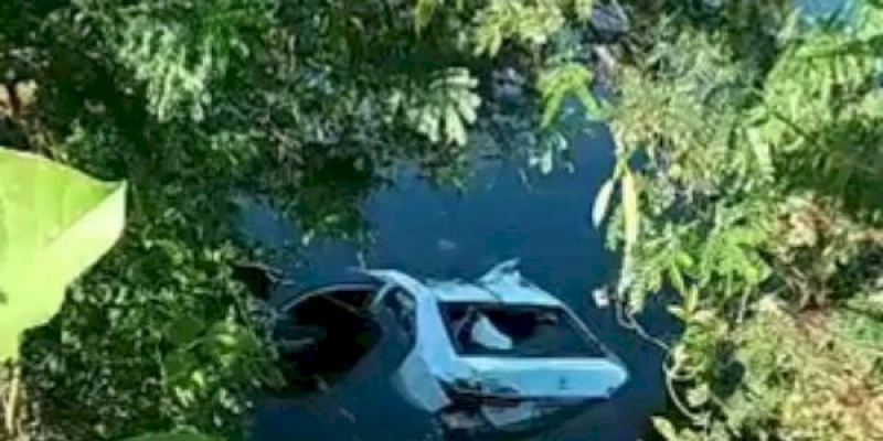Grave acidente deixa vítimas fatais neste sábado, na BR-230; veículo caiu dentro de açude, após colisão